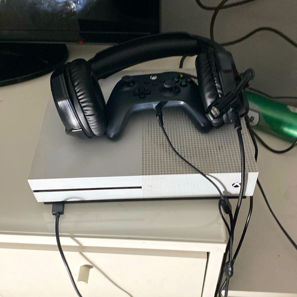 Xbox 1s comes with controller and headphones - Picture 1 of 2